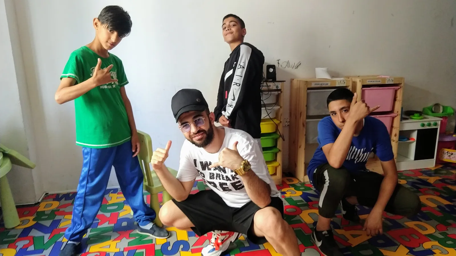 Asil Koç, of Tahribad-ı İsyan, giving a Hip Hop workshop to migrant children at ASAM in Tarlabaşı