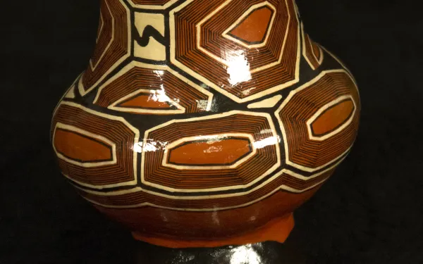 Ceramic pot with base